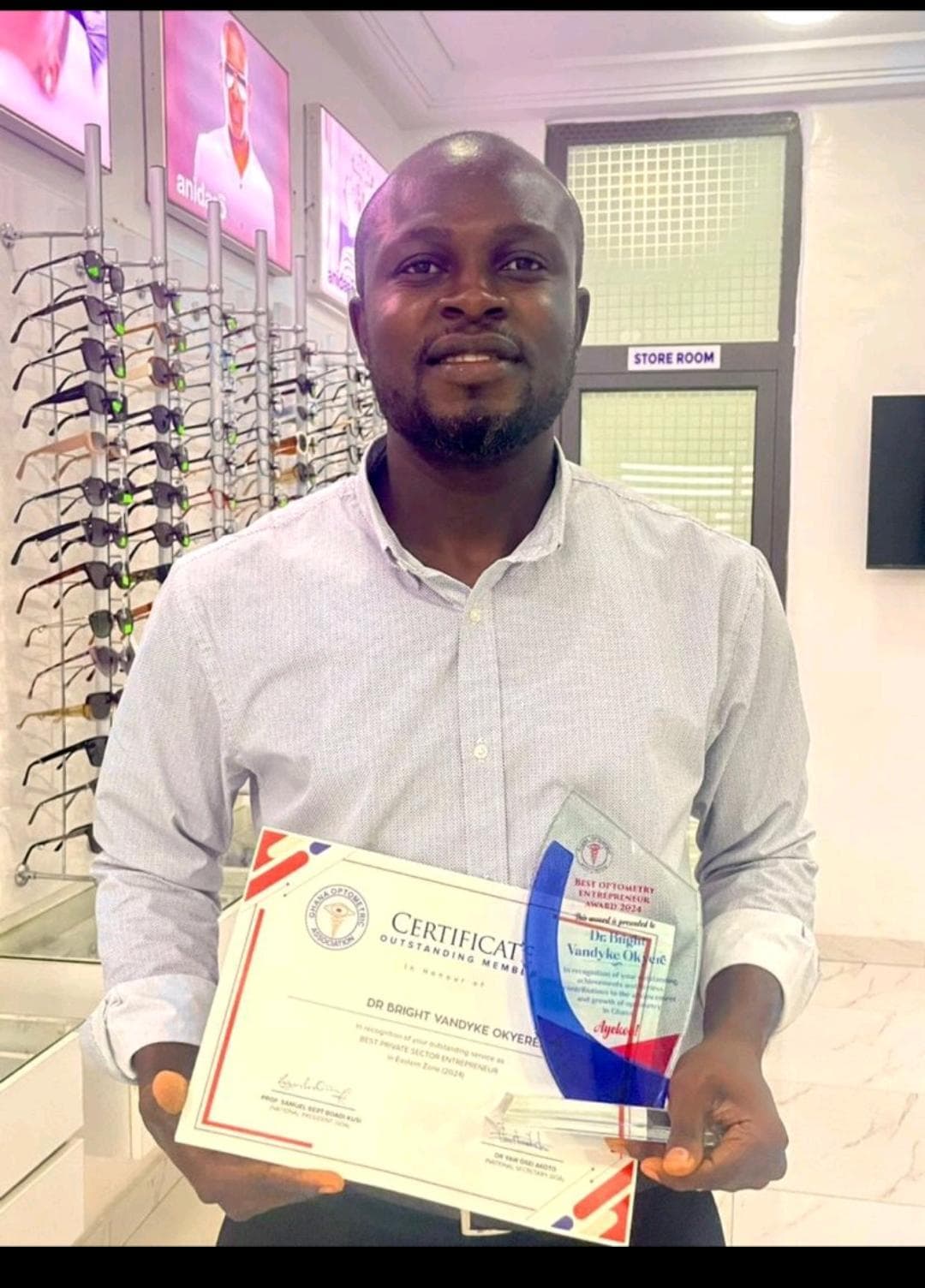 Dr.Vandyke Honored as Best Private Optometry Entrepreneur by the GOA 